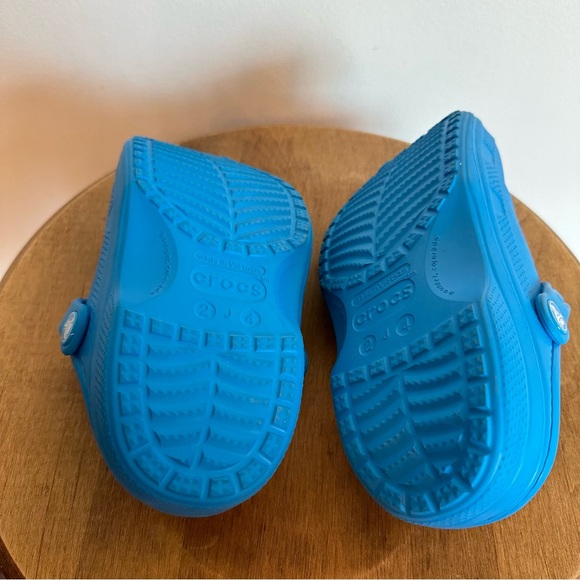 Crocs Kids Unisex Blue Outside With Black Warm Fuzzy Lining Material Size J4 2 - Picture 8 of 11